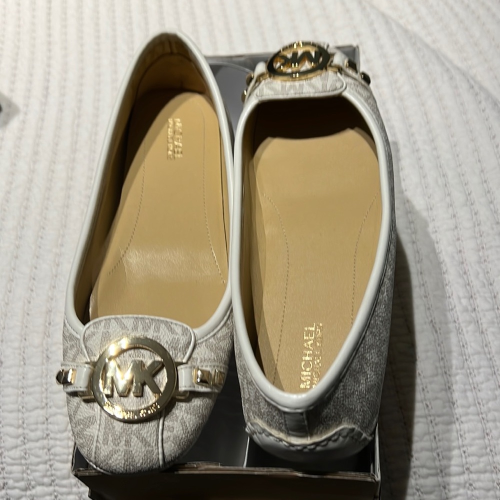 Michael Kors size 8 shoe with gold tone hardware. Color vanilla.
